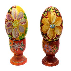 Ξύλινα αυγά με αυγοθήκες ζωγραφιστά στο χέρι