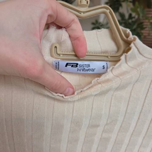 FB Sister cream ribbed crop top long sleeve like new, size S