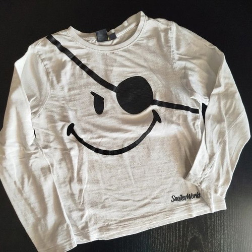 Children's clothes pack 8 years like new, 4 sweatshirts and 2 colorful t-shirts