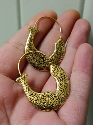 Egyptian women's stainless steel earrings with embossed designs new
