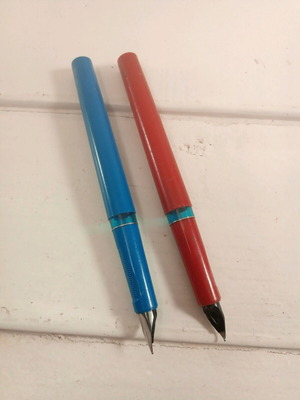 Plastic pen set of two used, blue and red with ink cartridges