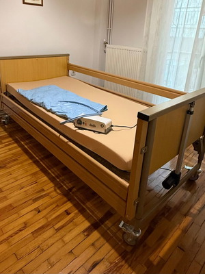 Electric hospital bed like new with orthopedic mattress and air pump