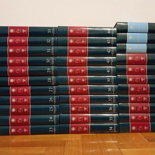 Papyrus Larousse Britannica Encyclopedia set like new, 55 volumes