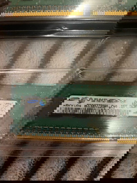 έμεινε η μια  ram ddr3 10600 1333mhz 2gb