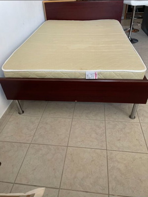 Κρεβάτι μεταχειρισμένο με τάβλες και σιφωνιέρα