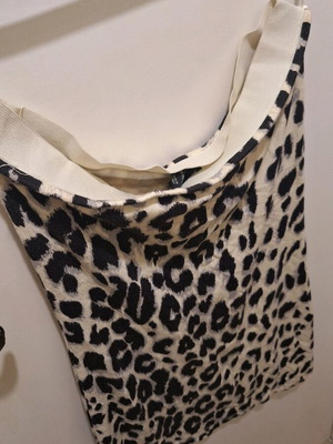 H&M skirt used, size S, black and white
