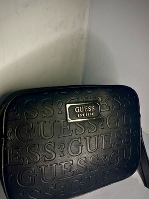 Guess μαύρη crossbody τσάντα με ανάγλυφο logo σαν καινούργιο