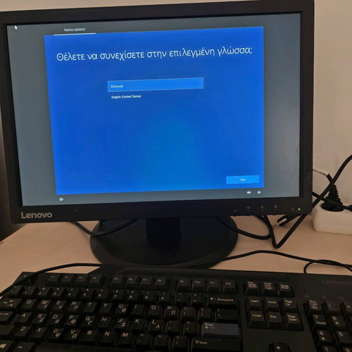 Lenovo ThinkVision T2224d 21.5" Full HD IPS monitor used with gifts