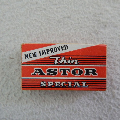 Old Astor pack with 4 unused razor blades like new