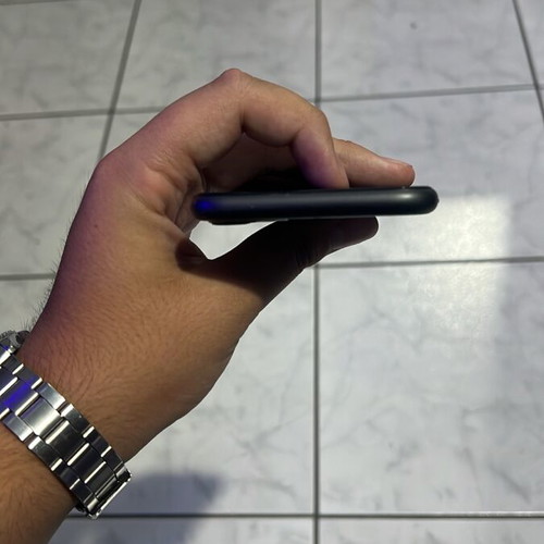 iPhone 11 used with cracked screen, 128GB, 87% battery health