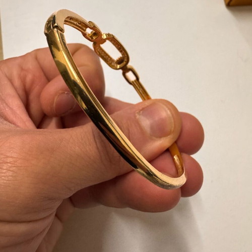 Women's bracelet accessory with clasp used
