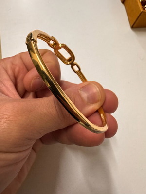 Women's bracelet accessory with clasp used