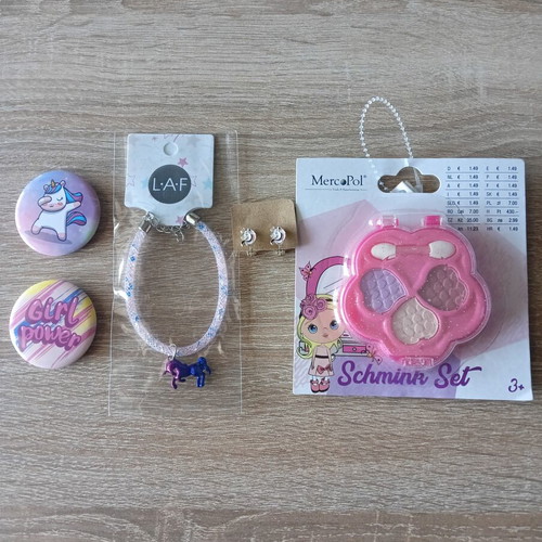Children's accessory and makeup set