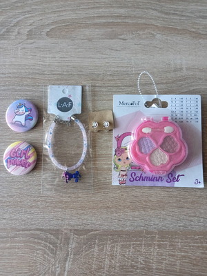 Children's accessory and makeup set