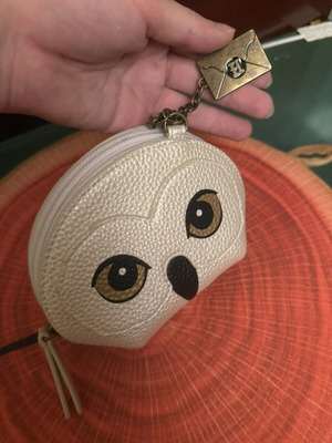 Harry Potter Hedwig Coin Purse with Metal Hogwarts Keychain like new
