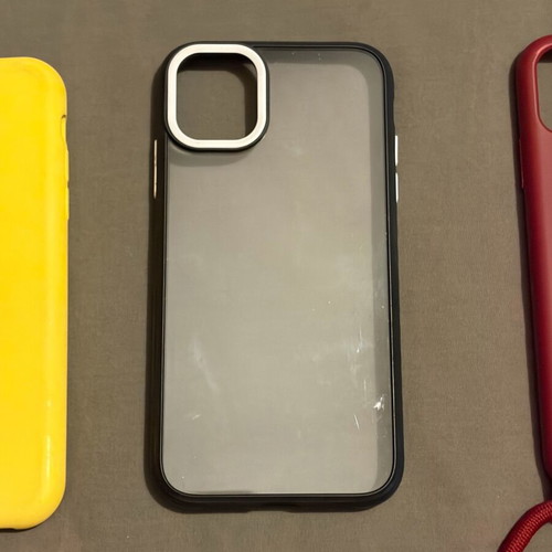 Set of 3 iPhone 11 cases like new, transparent, yellow and red with strap
