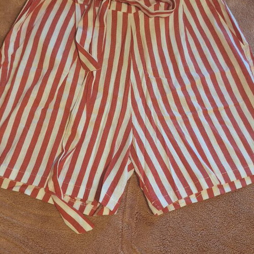 ALE striped fabric shorts with belt like new, size M 38 10, white and red
