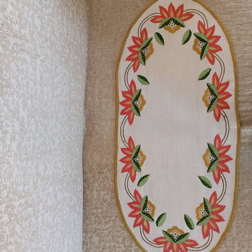 Embroidered table runner with gold thread, like new, 91x42 cm