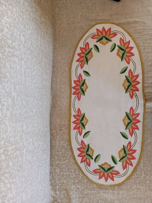 Embroidered table runner with gold thread, like new, 91x42 cm