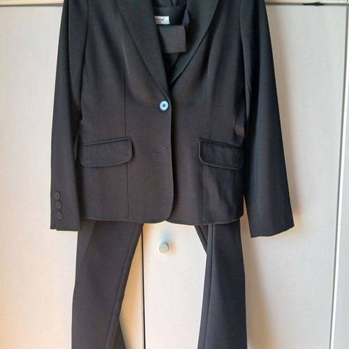 Black women's suit like new, pants size 38 jacket size 40
