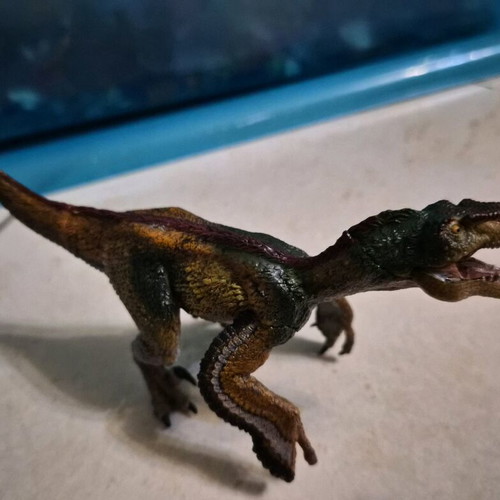 Papo Velociraptor dinosaur figure like new