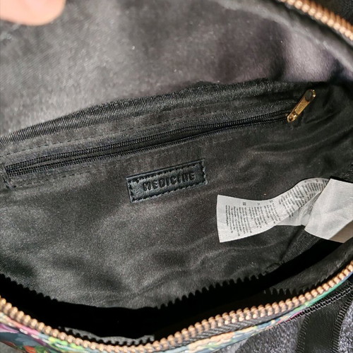 Medicine waist and shoulder banana bag like new, multicolor green