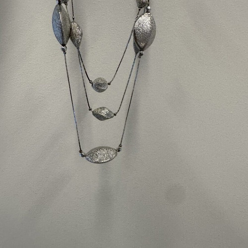 Triple necklace with silver pebble-like elements