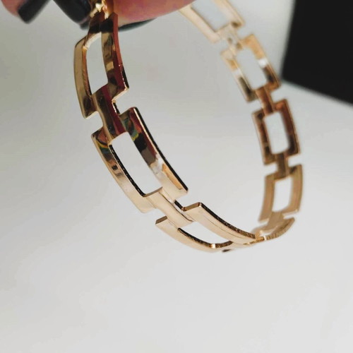 Bracelet with geometric design new, gold one size