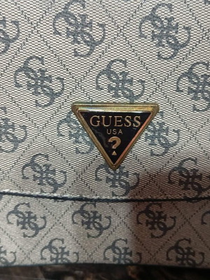 Τσάντα ώμου Guess ελαφρώς μεταχειρισμένη, μπεζ και μαύρο
