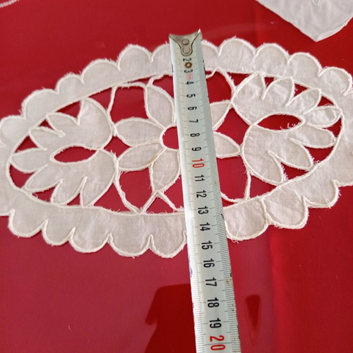 Set of 6 vintage tray and decoration doilies like new