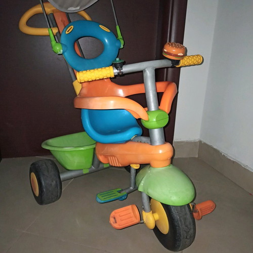 Children's tricycle like new with handle