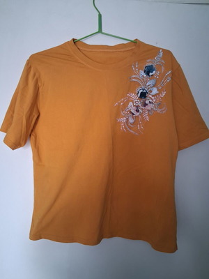 T-shirt oversized Small-Medium mustard color 100% cotton like new with 3D floral decorations