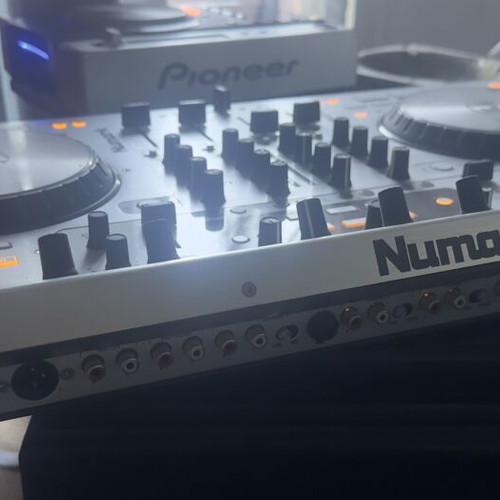 Numark 4TRAK DJ controller new with jog wheels
