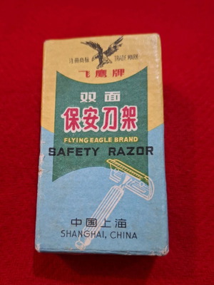 Collectible Flying Eagle Shanghai China razor new, travel grooming set