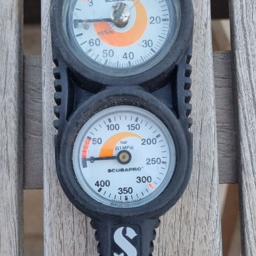 Scubapro MK25 S555 diving regulator used with compact console