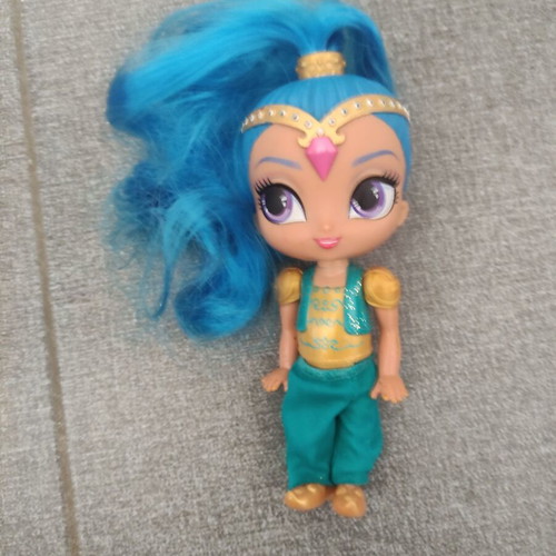 Shimmer & Shine magic carpet like new with 4 dolls