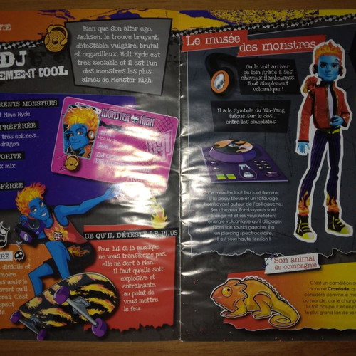 Monster High collection #18 Holt Hyde magazine with figure used