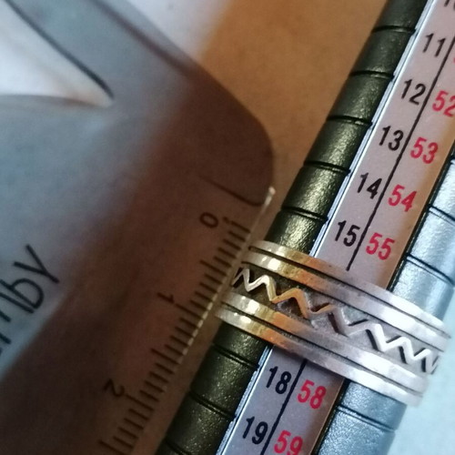 Silver 925 ring band with linear designs new no 56.5