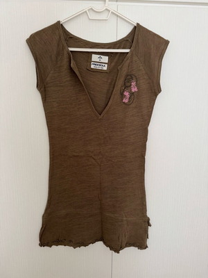 Freesoul women's t-shirt like new, olive with embroidery
