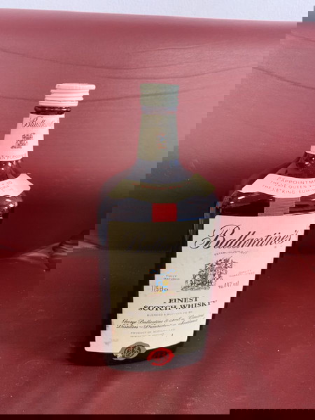 Празната колекционерска бутилка на Ballantines 1970 г.