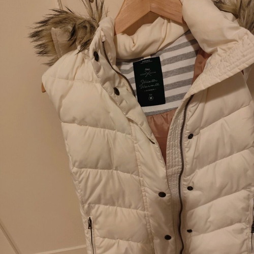 Gap sleeveless vest with detachable hood and fur like new, size M