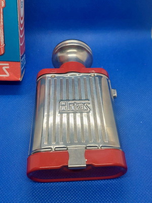 Vintage flat flashlight new unused battery-powered