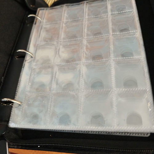 Coin album with 200 slots, zipper closure, strap