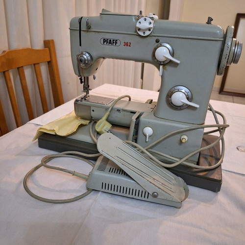 Pfaff 362 vintage sewing machine like new