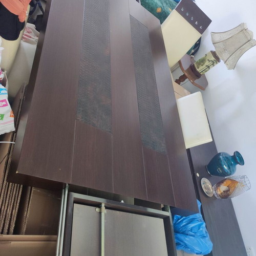 Dining table set like new with leather details and 6 chairs