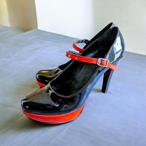 Pan Pan Shoes luxury black patent leather pumps with red details like new