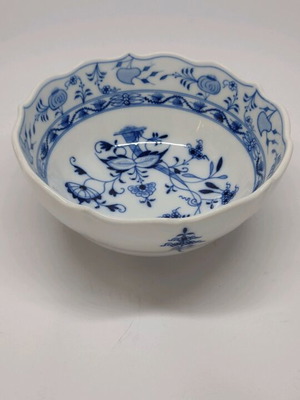 Винтидж купа с декор Zwiebelmuster. Маркировка Stadt Meissen (1882-1929) в овал със звезда