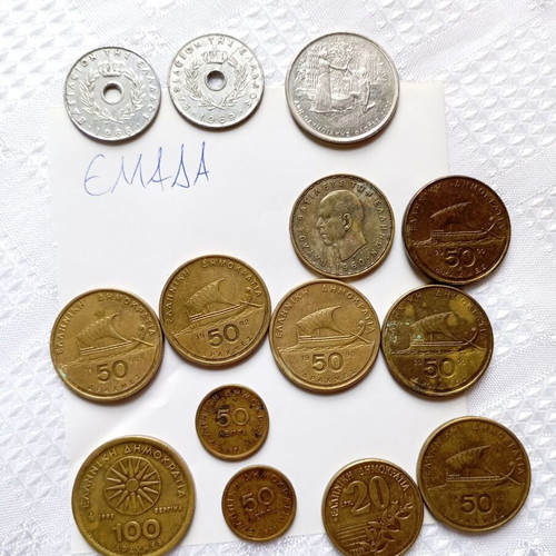 Coins and banknotes used from 19 countries, pack of 83 coins and 4 notes