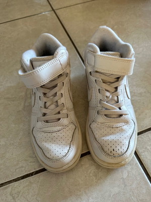 Αθλητικά Nike μεταχειρισμένα unisex, μέγεθος 28, άσπρα