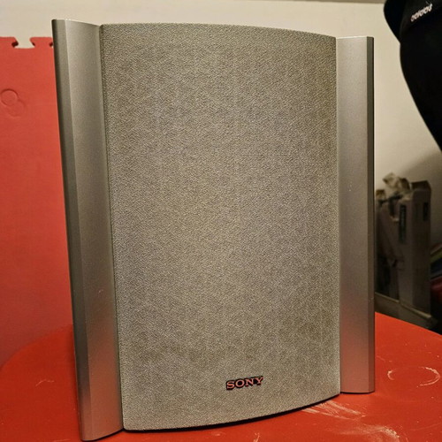 Speakers like new with tear on the fabric